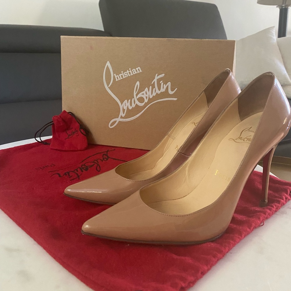 CHRISTIAN LOUBOUTIN Nude pumps